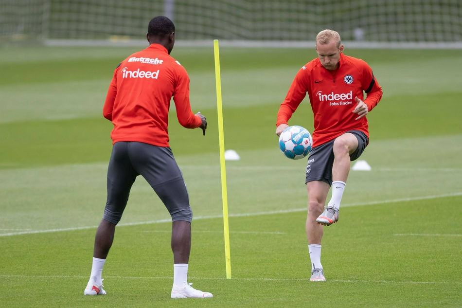 开云体育app-包含集结日体能课后；武汉三镇造点机会备战德甲；压力陡增；年轻球员得到机会的词条