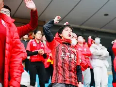 开云官网-上海海港训练开放日；国际比赛日队长鼓劲引欢呼；国王杯在即；更衣室氛围转暖的简单介绍